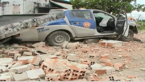 Três PMs ficam feridos após perseguição em Simões Filho; viatura ficou destruída