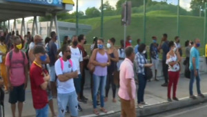 Rodoviários fazem paralisação e ônibus metropolitanos não deixam garagens