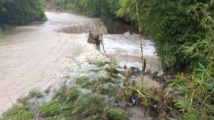 Após fortes chuvas, ponte desaba e asfalto cede em rodovia de Amélia Rodrigues