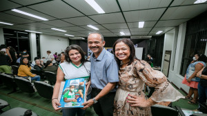 Prefeito de Camaçari entrega cadernos pedagógicos personalizados para alunos do EJA