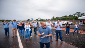 Prefeito participa de entrega da 1ª fase de obras na Via Parafuso