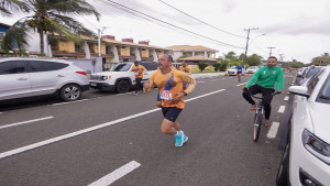 Prefeito de Camaçari participa da corrida Desafio Guarajuba Beach