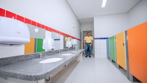 Prefeito vistoria obra da creche do Limoeiro