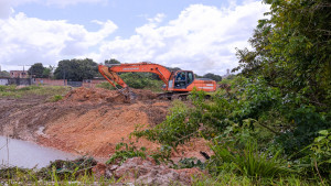 Jardim Limoeiro recebe ação de limpeza de canais na Estrada 25