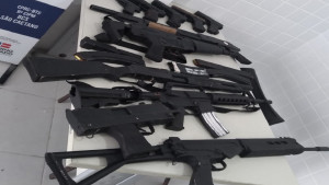 PM apreende réplicas de armas com adolescentes em Salvador; jovens integram banda e faziam gravação