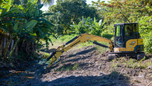 Limpeza de canais é realizada em Vila de Abrantes e Jardim Limoeiro