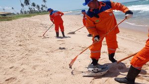 Defesa Civil faz retirada de resíduos de óleo em quatro praias de Camaçari