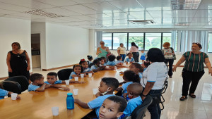 Alunos da rede municipal de ensino de Dias d'Ávila visitam a prefeitura em atividade disciplinar de Cidadania