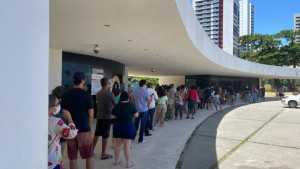 NOVA ONDA COVID: com FILAS nos centros de testagem, Recife ultrapassa 1.600 exames de covid-19 por dia; positividade sobe para 30%