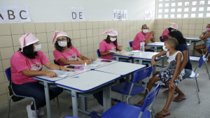 Segue tranquila e ordenada a entrega dos cupons da Cesta de Natal nos pontos fixos