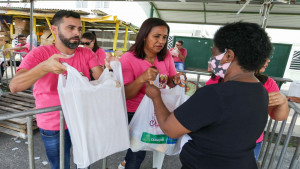 1º dia da entrega da Cesta de Natal tem fluxo movimentado nos pontos da sede