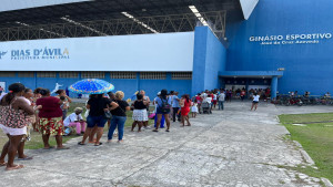 Prefeitura Dias d'Ávila entrega centenas de cestas básicas às famílias assistidas pelo CRAS