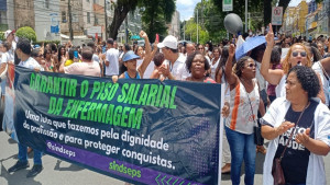 Em mobilização por piso salarial, profissionais da enfermagem protestam e ocupam via no bairro de Nazaré