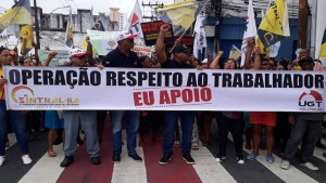 Servidores públicos terceirizados realizam protesto no centro de Salvador