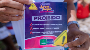 Mais 250 ambulantes recebem crachás e adesivos para trabalhar no Festival de Arembepe