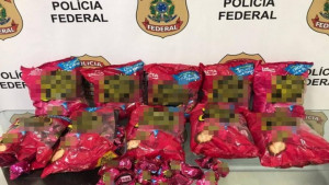 Recheio diferente: mulher é presa com bombons com cocaína