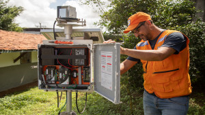 Operação Chuva 2023: equipe técnica do Cemaden realiza manutenção preventiva dos pluviômetros de Lauro de Freitas