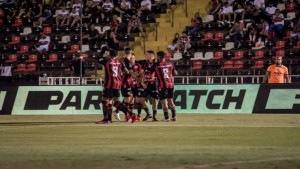 Vitória perde para o Atlético-GO no Barradão e deixa posto de invicto na série B