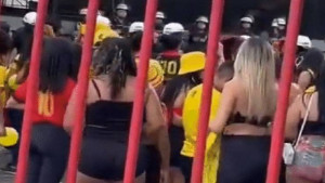 Torcedoras do Sport ficam de sutiã após terem camisas barradas em jogo; veja vídeo