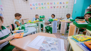 Famílias de alunos da Educação Infantil celebram entrega de kits pedagógicos