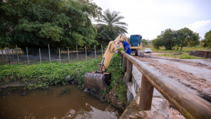 Jauá recebe serviço de limpeza de canais