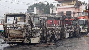 INSEGURANÇA: Criminosos queimam e apedrejam ônibus no bairro de Sussuarana, em Salvador