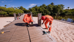 Acessos de praias da Costa de Camaçari recebem manutenção