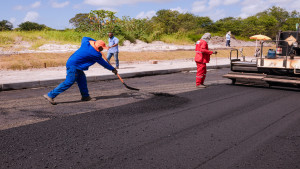 Trecho da nova via que liga avenidas das Palmeiras e Industrial Urbana é pavimentado