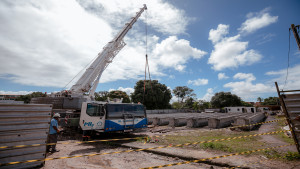 Seinfra realiza içamento de vigas da Ponte da Rua do Toco