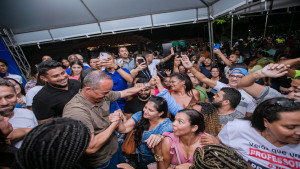 Prefeito entrega praça no Phoc III e cria mais um espaço de lazer em Camaçari