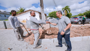 Prefeito Camaçari vistoria obras na Gleba E e em Parafuso e garante desfiles