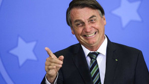 Bolsonaro mantém alta popularidade, mesmo com investigações, diz pesquisa