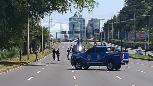 Helicóptero da PM pousa de forma emergencial na Av. Paralela