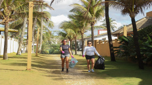 Dia Mundial da Limpeza: voluntários se unem para retirar microlixo da Praia de Vilas do Atlântico