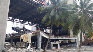 Centro de Convenções completa 7 anos fechado após desabamento; moradores protestam