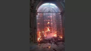 Incêndio atinge igreja matriz tombada como patrimônio histórico na Bahia