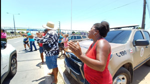 Moradores de Arembepe fecham a BA 099 em protestam por falta de água