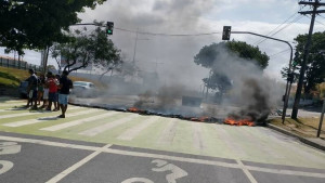 Manifestantes ateam fogo em pneus e congestionam trânsito na região de Mussurunga