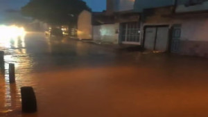 Cidade do sudoeste da Bahia tem ruas alagadas e carro boiando após chuva forte