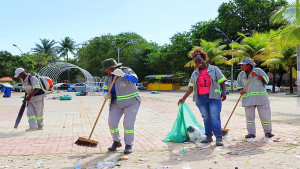 Mata de São João, 01 de janeiro de 2024 - Prefeitura realiza operação de limpeza após Réveillon