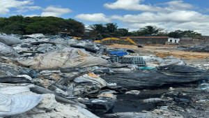 Prefeitura de Camaçari atua em cobertura de material após controle de incêndio