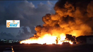 Incêndio atinge galpão de fábrica de materiais recicláveis em Camaçari