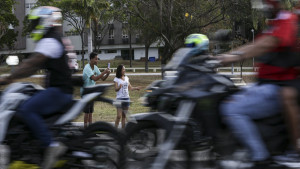 Explosão de 30% em número de vítimas de acidente de moto sobrecarrega sistema de saúde