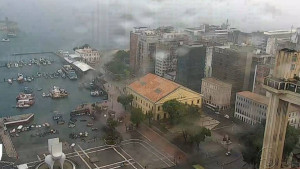 Chuva intensa deixa vias alagadas na manhã desta segunda-feira (4) em Salvador