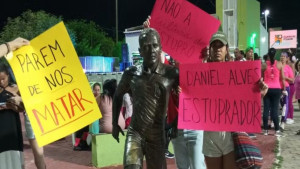 Grupo protesta ao redor de estátua que homenageia Daniel Alves em Juazeiro