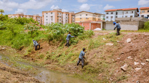 Limpeza de canais contempla sede e costa de Camaçari