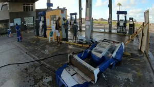 Cinco pessoas ficam feridas após carro invadir posto de combustíveis em Salvador