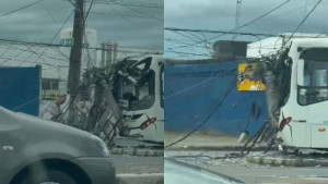 Estrada do Coco: ônibus bate em poste e causa engarrafamento na região