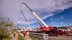 Prefeitura realiza içamento de vigas da ponte da Avenida Rio Camaçari