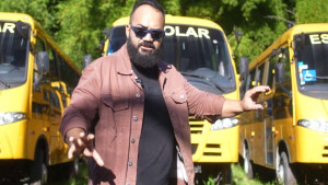 Governo do Estado não cumpriu com entrega de materiais agrícolas e ônibus encostados em pátio, diz deputado